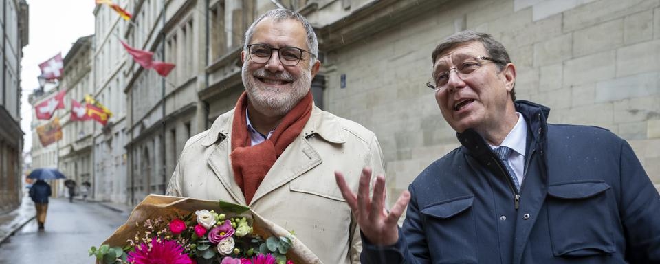 Le PS Carlo Sommaruga (à gauche) avec le MCG Mauro Poggia, respectivement arrivés deuxième et premier du second tour l'élection au Conseil des Etats. [keystone - Martial Trezzini]