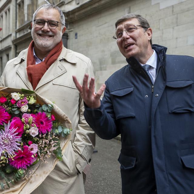 Le PS Carlo Sommaruga (à gauche) avec le MCG Mauro Poggia, respectivement arrivés deuxième et premier du second tour l'élection au Conseil des Etats. [keystone - Martial Trezzini]