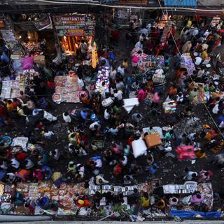 Un marché bondé de Dehli. [REUTERS - Anushree Fadnavis]