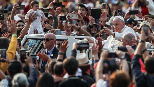 Le pape accueilli par 200'000 fidèles au sanctuaire de Fatima. [Keystone - Paulo Cunha]