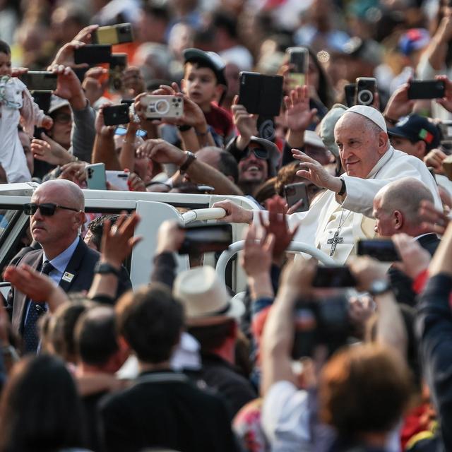 Le pape accueilli par 200'000 fidèles au sanctuaire de Fatima. [Keystone - Paulo Cunha]