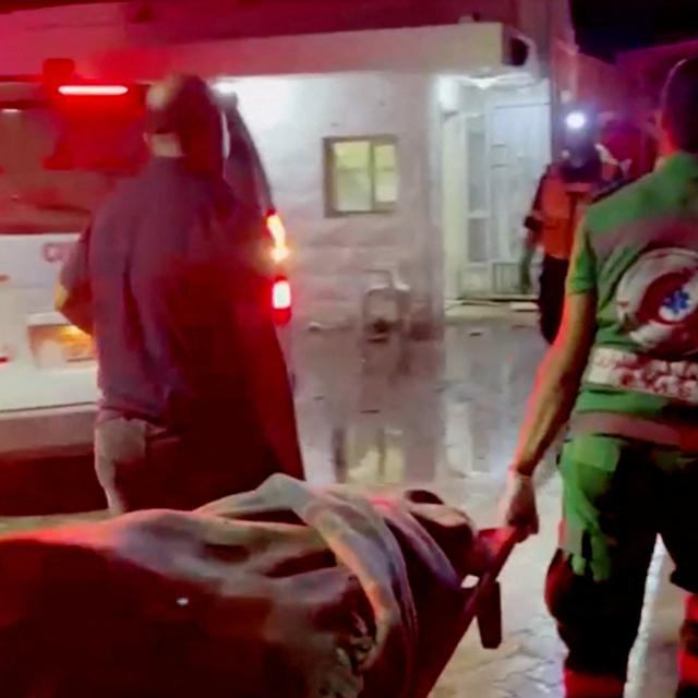 Le personnel de secours travaille sur les lieux de l'hôpital Al-Ahli, touché par une frappe  aérienne israélienne, selon le ministère de la Santé de Gaza, le 17 octobre 2023. [Reuters - Capture d'écran obtenue à partir d'une vidéo]
