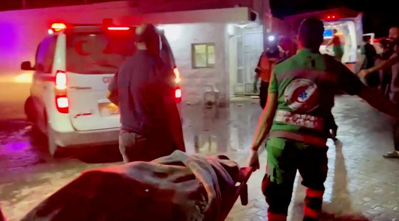 Le personnel de secours travaille sur les lieux de l'hôpital Al-Ahli, touché par une frappe  aérienne israélienne, selon le ministère de la Santé de Gaza, le 17 octobre 2023. [Reuters - Capture d'écran obtenue à partir d'une vidéo]