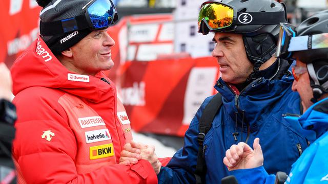 Le président de la Fédération suisse de ski, Urs Lehmann (à gauche), s'entretient avec le président suisse Alain Berset avant la descente de la Coupe du monde masculine de ski alpin FIS à Wengen, en Suisse, le 14 janvier 2023. [AFP - Fabrice Coffrini]