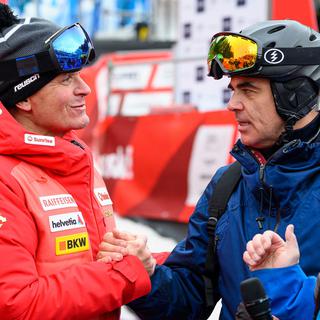Le président de la Fédération suisse de ski, Urs Lehmann (à gauche), s'entretient avec le président suisse Alain Berset avant la descente de la Coupe du monde masculine de ski alpin FIS à Wengen, en Suisse, le 14 janvier 2023. [AFP - Fabrice Coffrini]
