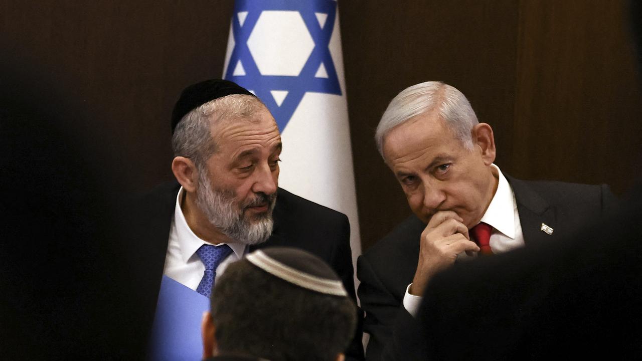 Aryé Dery (à gauche) a été nommé ministre au sein du gouvernement de Benjamin Netanyahu malgré ses condamnations. [AFP - Ronen Zvulun]