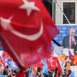Le président turc Recep Tayyip Erdogan parle pendant une campagne dans la ville de Pursaklar, près d'Ankara. [Keystone/EPA - Manuel de Almeida]
