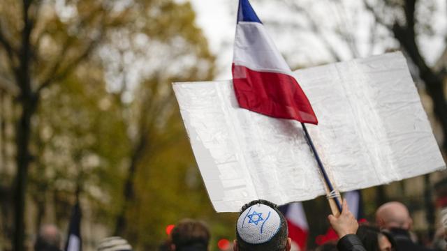 En France, manifestations "contre l’antisémitisme et pour la République" le 12.11.2023. [AP/Keystone - Christophe Ena]