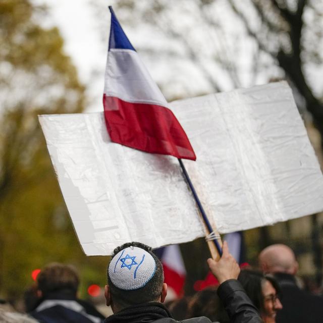 En France, manifestations "contre l’antisémitisme et pour la République" le 12.11.2023. [AP/Keystone - Christophe Ena]