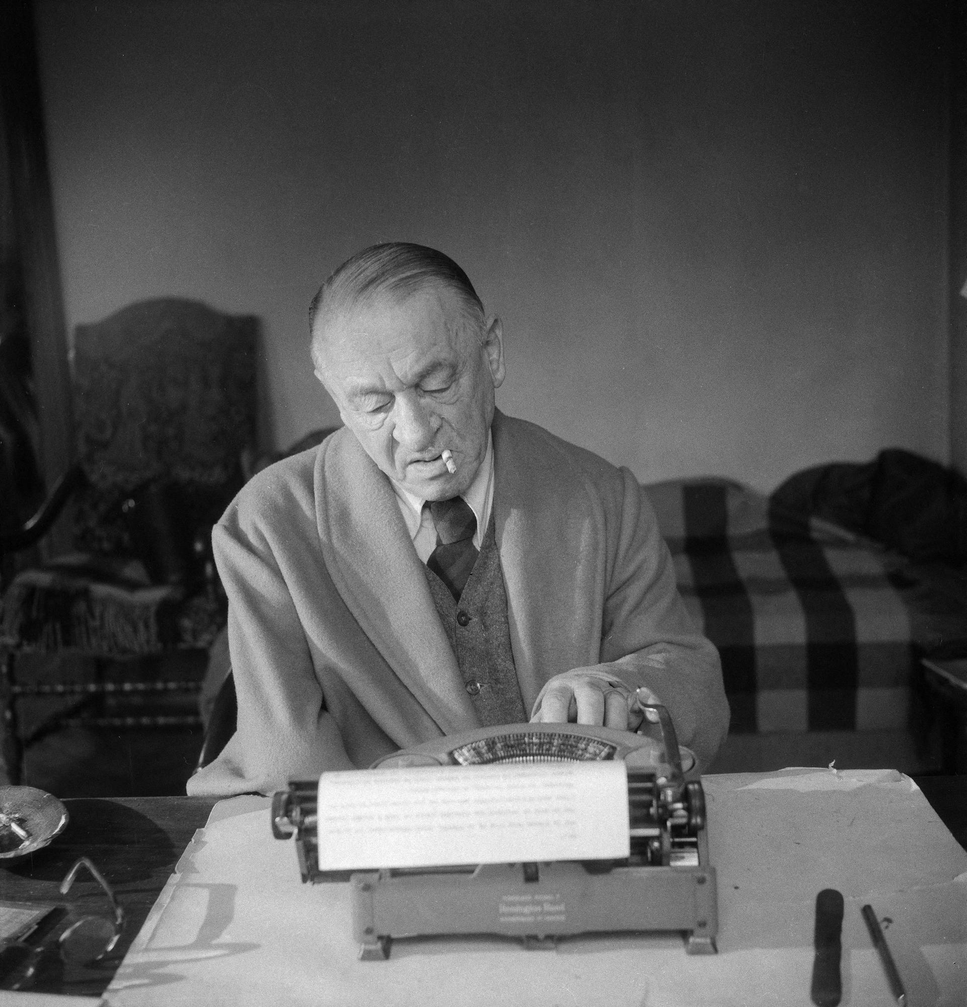 L'écrivain Blaise Cendrars en 1953. [Roger-Viollet via AFP - Studio Lipnitzki /]