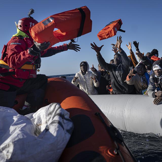 Des migrants et réfugiés Africains en mer Méditerranée. [Keystone - Pau de la Calle]