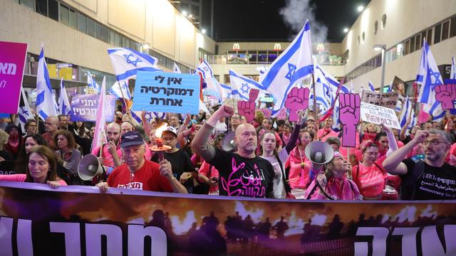 Des milliers d'Israéliens manifestent à Tel-Aviv le 4 mars contre la réforme du système judiciaire voulue par le Premier ministre Netanyahu et qu'ils jugent anti-démocratique. [Keystone - EPA/ABIR SULTAN]