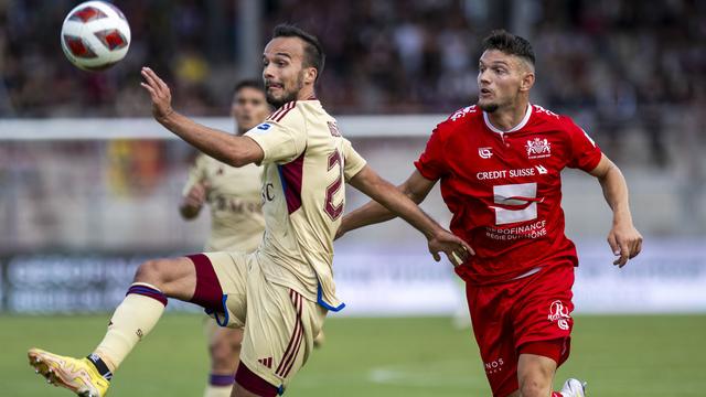 Jérémy Guillemenot lutte pour le ballon avec le Stadiste Valon Hamdiu. [Martial Trezzini]