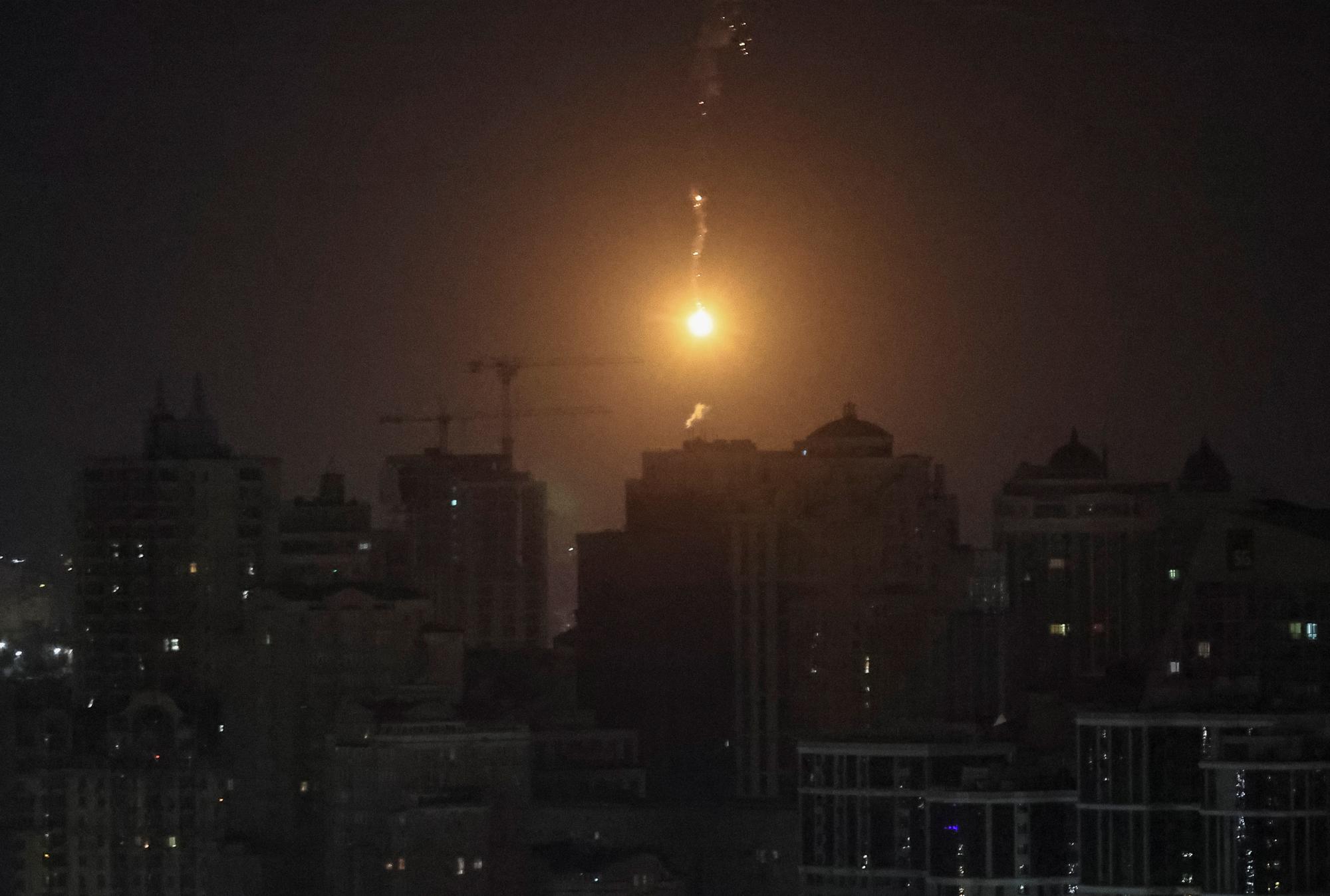 L'explosion d'un drone est visible dans le ciel au-dessus de la ville de Kiev lors d'une attaque de drone russe, le 25 novembre 2023. [REUTERS - GLEB GARANICH]