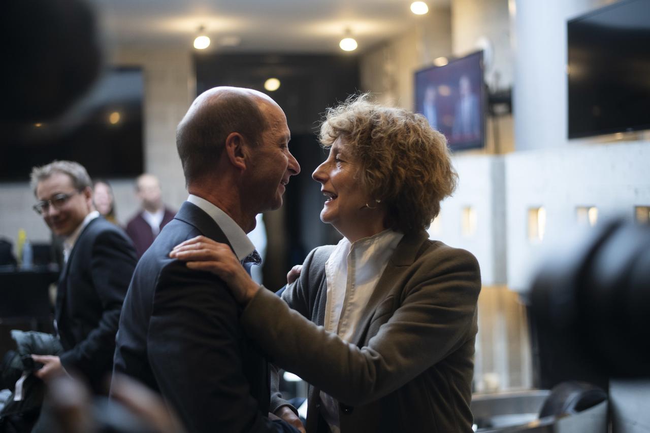 Beat Rieder et Marianne Maret se congratulent à Sierre après l'annonce du résultat final du 2e tour de l'élection au Conseil des Etats. [Keystone - Louis Dasselborne]