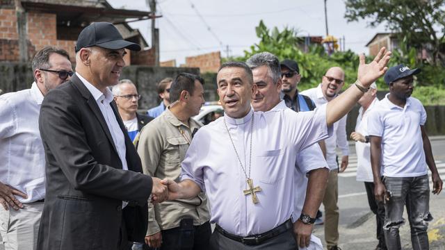 Le président de la Confédération Alain Berset (g.) avec l'évêque Ruben Dario Jaramillo Montoya à Buenaventura en Colombie. [Keystone - Alessandro della Valle]