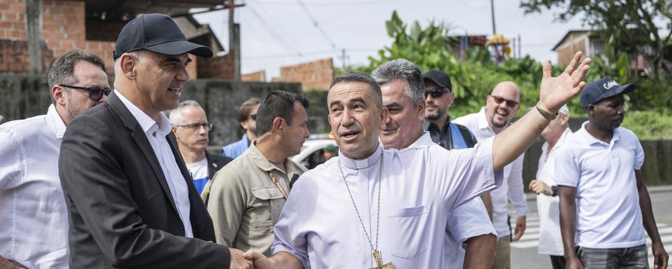 Le président de la Confédération Alain Berset (g.) avec l'évêque Ruben Dario Jaramillo Montoya à Buenaventura en Colombie. [Keystone - Alessandro della Valle]