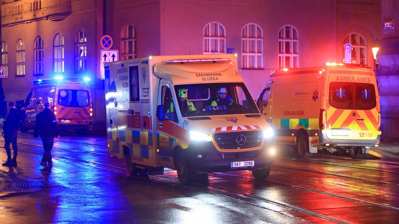 Un homme armé a tué jeudi au moins 15 personnes dans la prestigieuse université Charles de Prague avant d'être "éliminé" par les forces de l'ordre. [keystone - MARTIN DIVISEK]