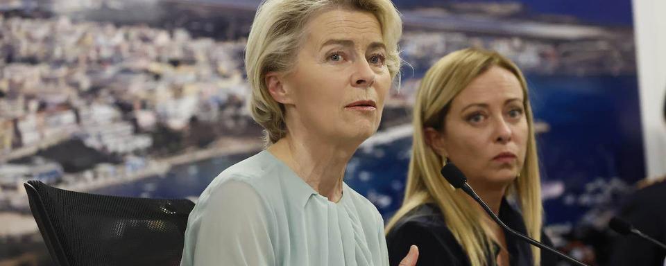 Ursula von der Leyen et Giorgia Meloni appelent à la solidarité pour gérer les flux migratoires. [Keystone]