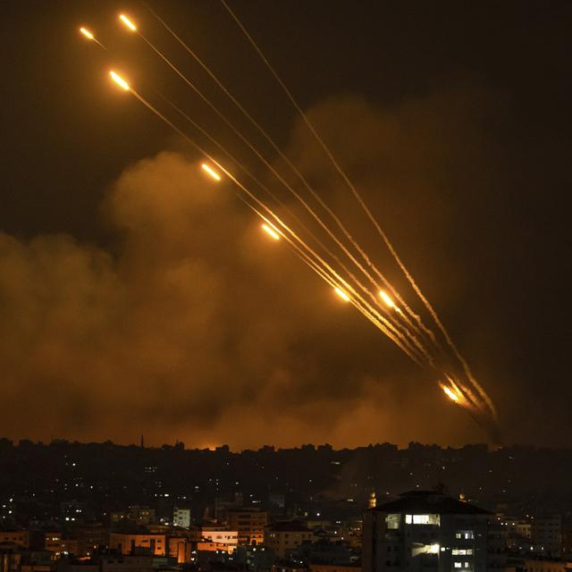 Des tirs de roquettes israéliens sur la bande de Gaza au deuxième jour de guerre. [keystone - Fatima Shbair]