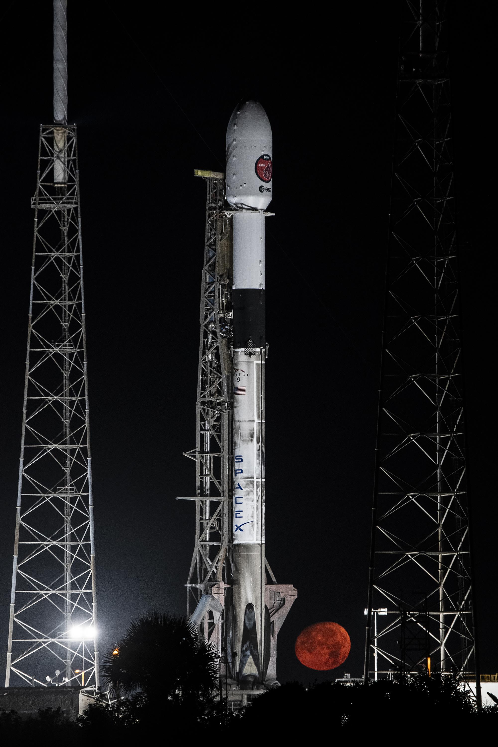 Le Falcon 9 contenant le satellite Euclid a été mis à la verticale peu avant le lever du Soleil sur le site de lancement SLC-40. Cape Canaveral, Floride, le 1er juillet 2023. [SpaceX]