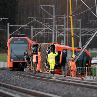 Le déraillement d'un train régional de la compagnie RBS près de la gare de Büren zum Hof (BE) a fait 12 blessés le 31 mars 2023. [Keystone - Manuel Lopez]