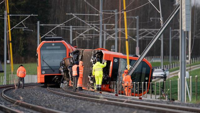 Le déraillement d'un train régional de la compagnie RBS près de la gare de Büren zum Hof (BE) a fait 12 blessés le 31 mars 2023. [Keystone - Manuel Lopez]