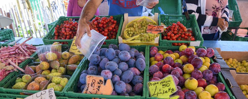 Un marchand de fruits et légumes à Genève. [Keystone - Martial Trezzini]