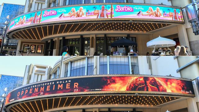 Combinaison de deux photos montrant des annonces devant un cinémas pour les films "Barbie" et "Oppenheimer". [AFP - Valérie Macon]