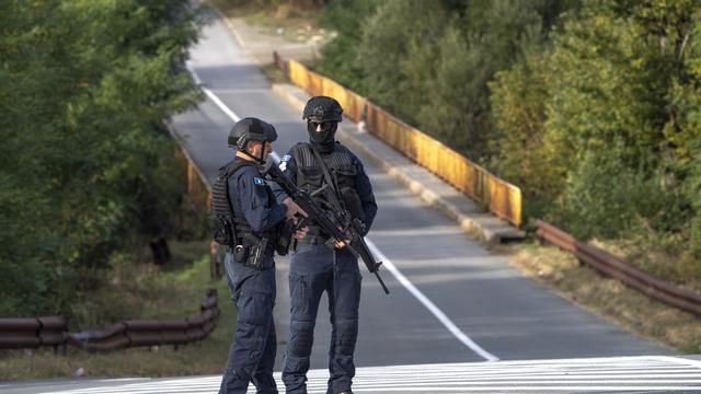 Des policiers armés après l'attaque du 24 septembre au Kosovo. [Keystone - Georgi Licovski]