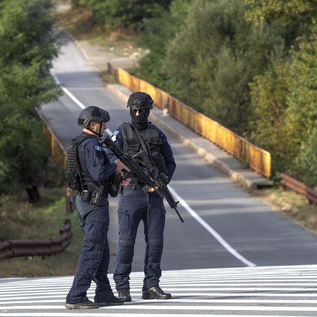 Des policiers armés après l'attaque du 24 septembre au Kosovo. [Keystone - Georgi Licovski]