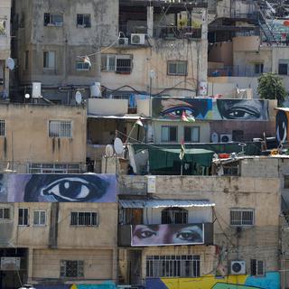 Des fresques représentant les yeux de "témoins" sont peintes sur les murs de maisons du quartier de Silwan, à l'est de Jérusalem, le 26 août 2022. [EPA/Keystone - Atef Safadi]