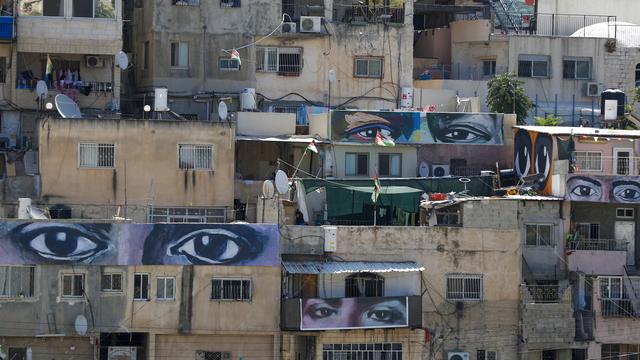 Des fresques représentant les yeux de "témoins" sont peintes sur les murs de maisons du quartier de Silwan, à l'est de Jérusalem, le 26 août 2022. [EPA/Keystone - Atef Safadi]