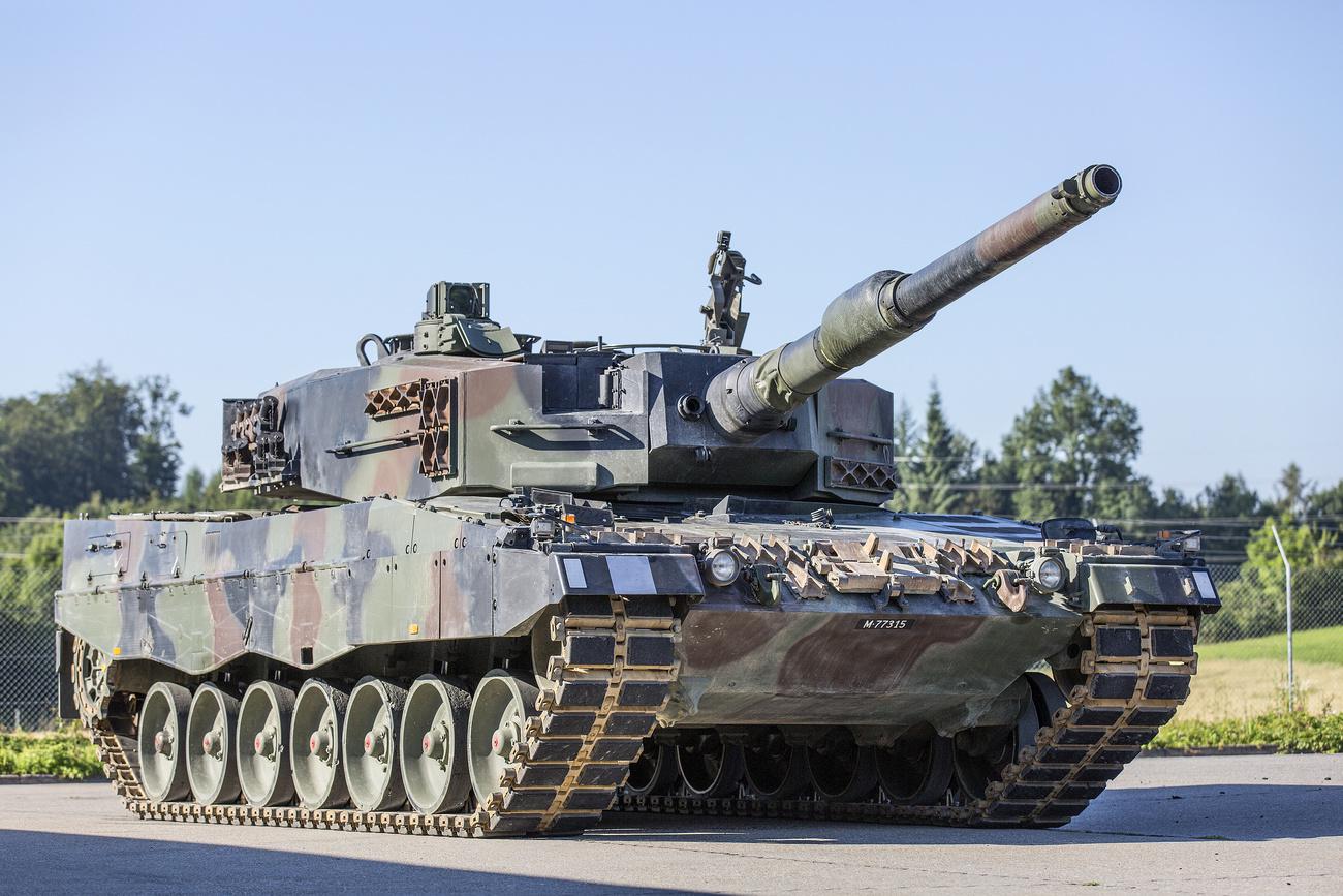 Un char Leopard 87 de l'armée suisse, photographié en juillet 2014. [KEYSTONE - GAETAN BALLY]