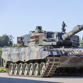 Un char Leopard 87 de l'armée suisse, photographié en juillet 2014. [KEYSTONE - GAETAN BALLY]