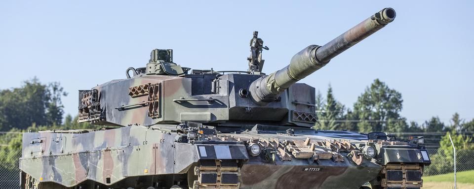 Un char Leopard 87 de l'armée suisse, photographié en juillet 2014. [KEYSTONE - GAETAN BALLY]