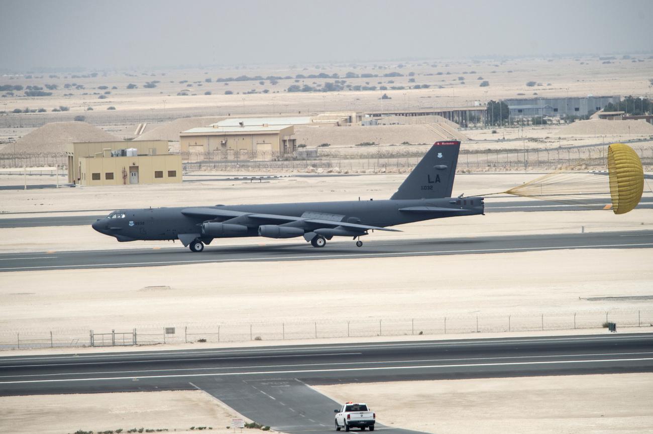 Un avion B-52 américain attérit sur la base d'Al-Udeid, au Qatar, le samedi 9 avril 2016. [U.S. Air Force /reuters]