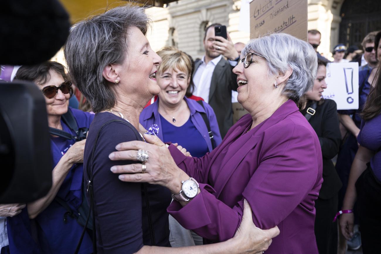 Simonetta Sommaruga et Elisabeth Baume-Schneider se sont retrouvées sur la Place fédérale à l'occasion de la Grève féministe du 14 juin. [Keystone - Alessandro della Valle]
