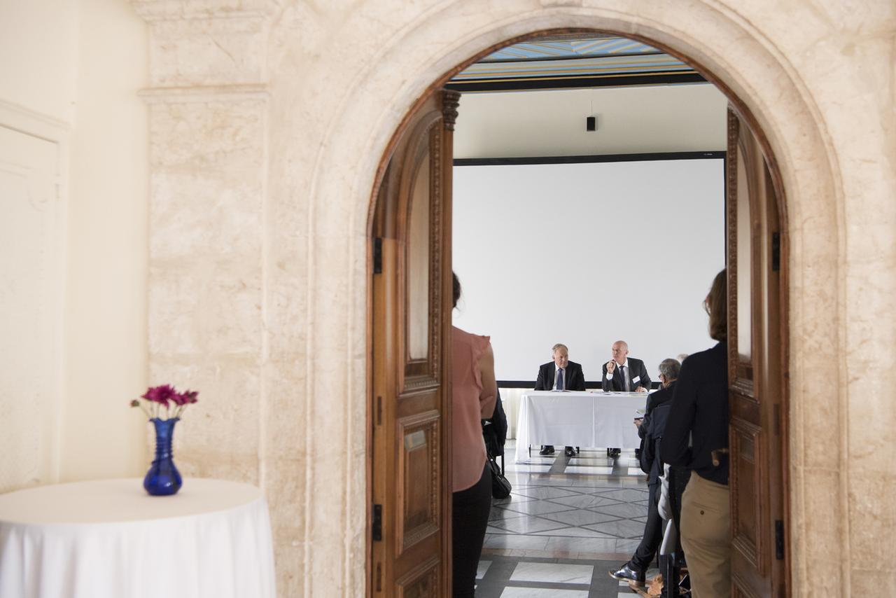 Dans cette salle de l'hôtel American Colony, Johann Schneider-Ammann, alors conseiller fédéral, côtoie le représentant de la Suisse à Ramallah, en octobre 2017. [Keystone - Anthony Anex]