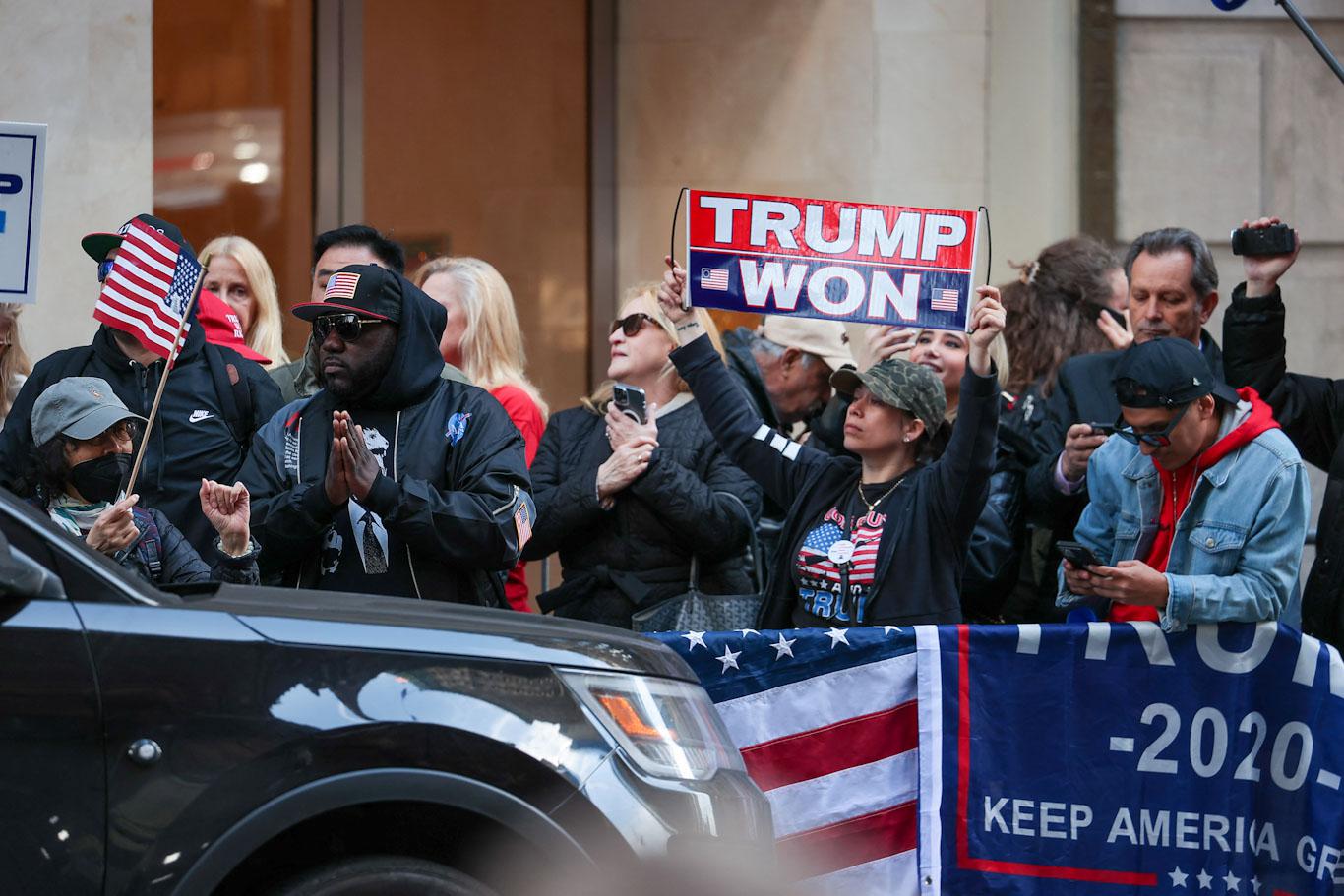 Partisans de l'ancien président devant la Trump Tower à New York, 03.04.2023. [Anadolu Agency/AFP - Selcuk Acar]