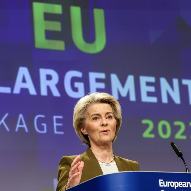 La Commission européenne recommande l'ouverture de négociations d'adhésion à l'UE avec l'Ukraine et la Moldavie, a annoncé sa présidente, Ursula von der Leyen. [Keystone - Olivier Hoslet - EPA]