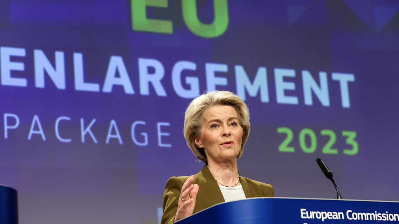 La Commission européenne recommande l'ouverture de négociations d'adhésion à l'UE avec l'Ukraine et la Moldavie, a annoncé sa présidente, Ursula von der Leyen. [Keystone - Olivier Hoslet - EPA]