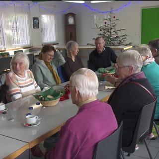 Pour prévenir l'isolement, la Ville de Neuchâtel met en place des café-rencontres à destination des seniors.