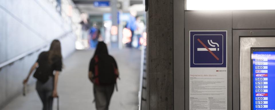 Des pendulaires à la gare de Bellinzone (TI). [Keystone - Pablo Gianinazzi]