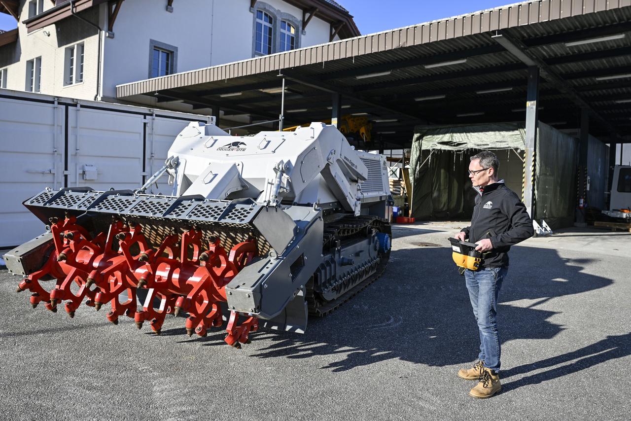 L'une des machines de déminage télécommandées de la Fondation Digger, établie à Tavannes, dans le Jura bernois. [Keystone - Peter Schneider]