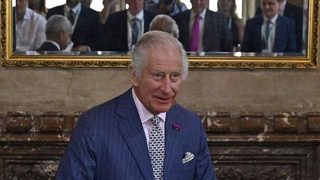 Le roi Charles III entame un voyage de trois jours en France pour resserrer les liens entre les pays. [Pool Photo via AP / Keystone - Justin Tallis]