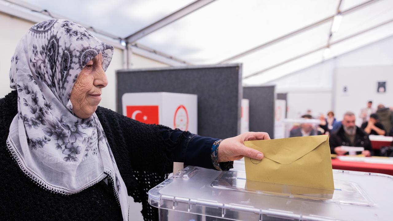 Les Turcs d'Allemagne ont déjà commencé à voter pour les prochaines élections. [Keystone - Rolf Vennenbernd]