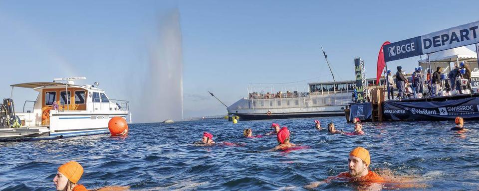 Les amateurs de natation en eau froide battent ce week-end un record à la Coupe de Noël à Genève. [Keystone]