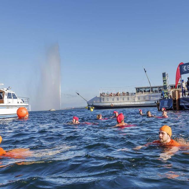 Les amateurs de natation en eau froide battent ce week-end un record à la Coupe de Noël à Genève. [Keystone]