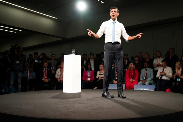 Rishi Sunak entend montrer qu'après 13 ans au pouvoir, les Tories restent crédibles pour "changer les choses dans le bon sens et pour le long terme". [AFP - Stefan Rousseau]